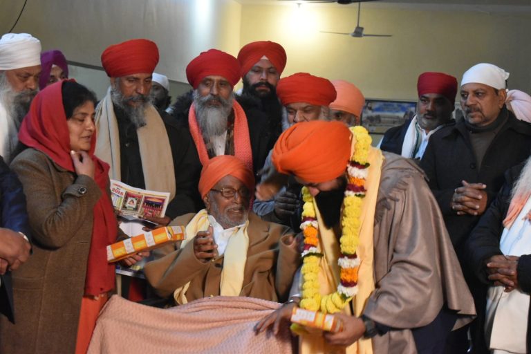 Read more about the article चेयरमैन ने संत समाज को गांव महिंदपुर में ज़मीन की निशानदेही का मसला जल्द हल करवाने का दिया भरोसा